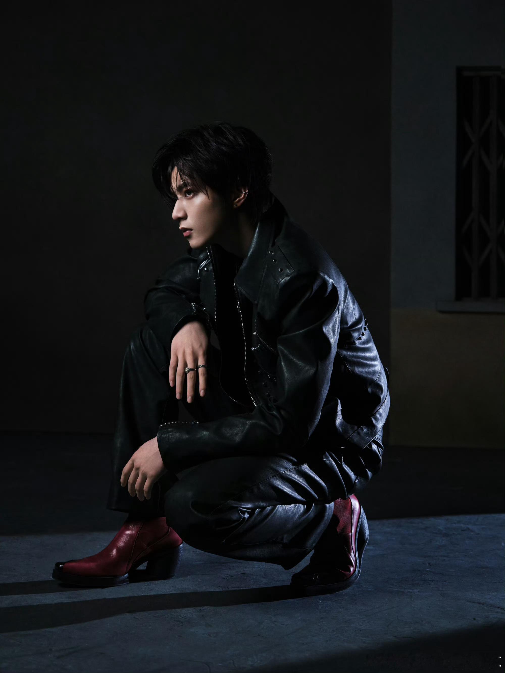 刘耀文潮男发力了刘耀文皮衣九宫格刘耀文皮衣九宫格，潮男发力了，绝啦绝啦 