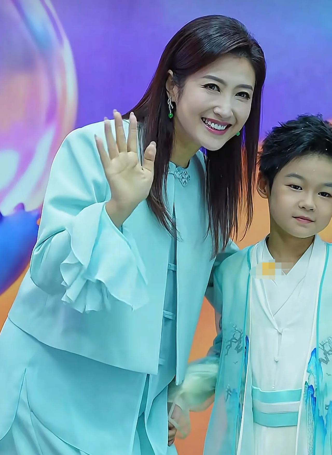 主持人春妮和儿子罕见同框！48岁的春妮，儿子今年竟然才7岁，儿子和爸爸长得超像，