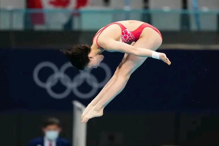 她是:
“全”国人民的骄傲，屡创佳绩为国争光！
翩若轻“鸿”，水波微漾，赢得世界