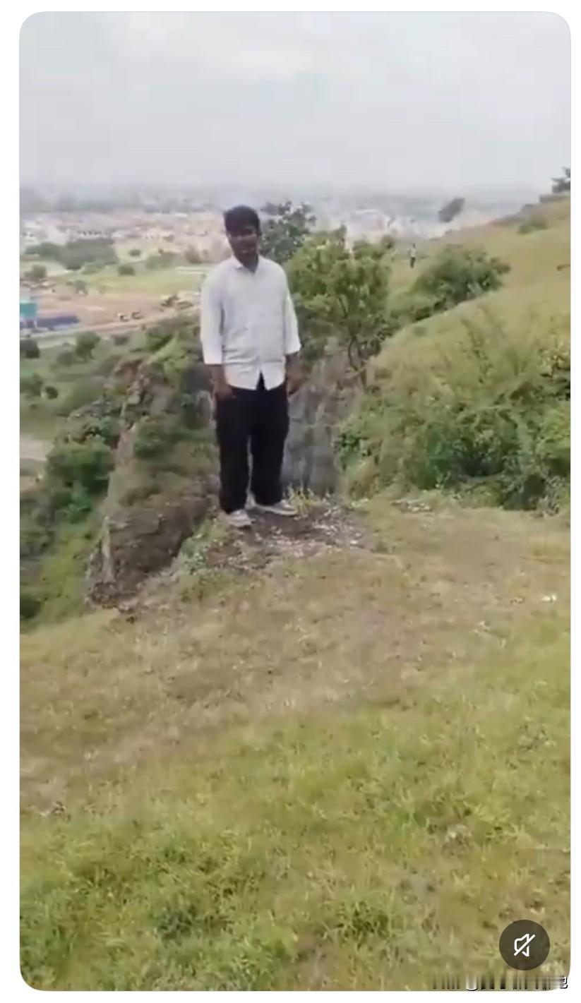 当地时间8月21日，印度发生一起人间悲剧。一位年轻人对苹果手机的执拗毁掉了一个家
