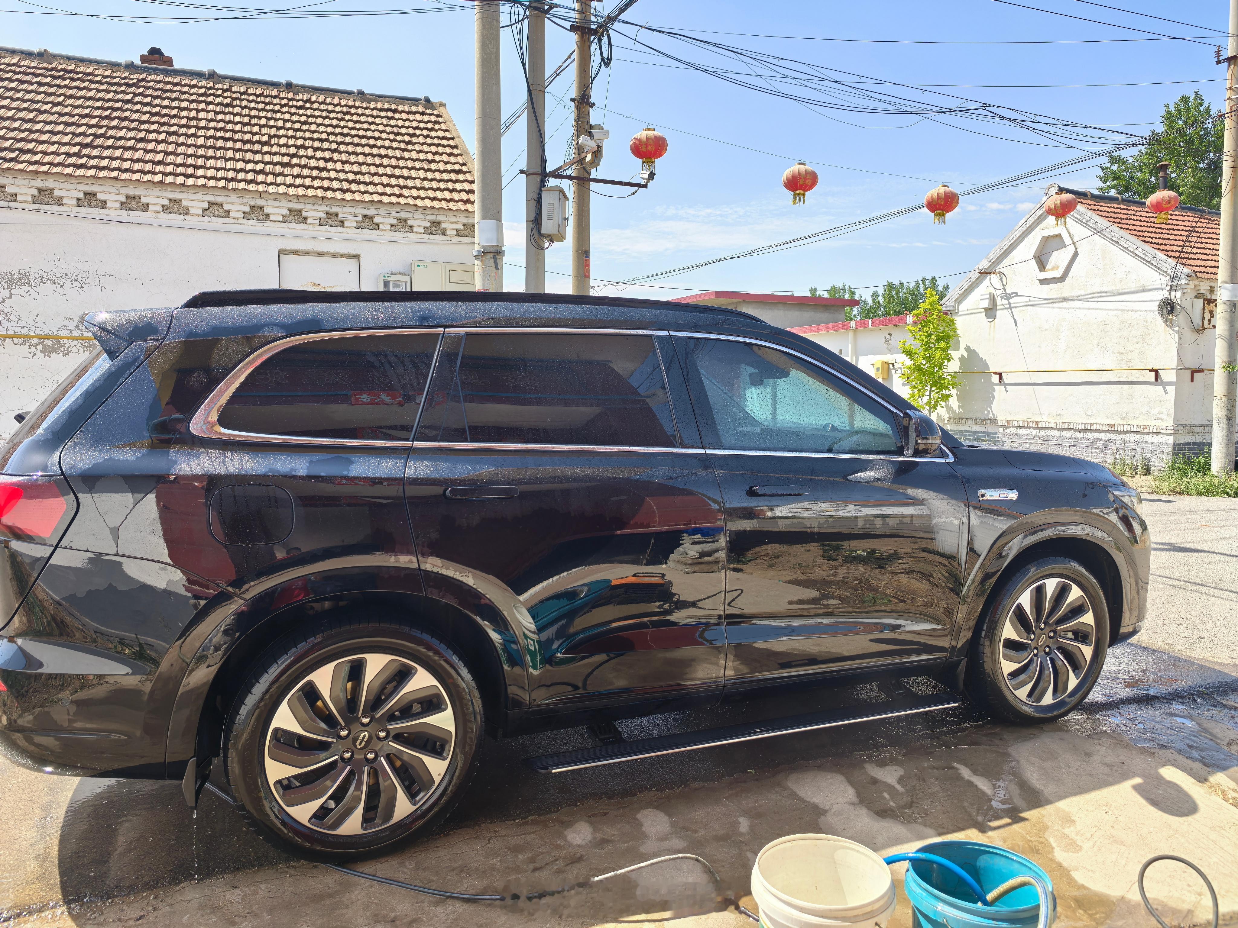 今天自己洗车，两个小时，差点洗成了大花脸[允悲][允悲]果然洗车店那60块钱是不