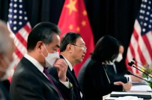 [微风]中国发展到今天，应该说国际威望非常高！但是你会发现，各国领袖去美国，是想