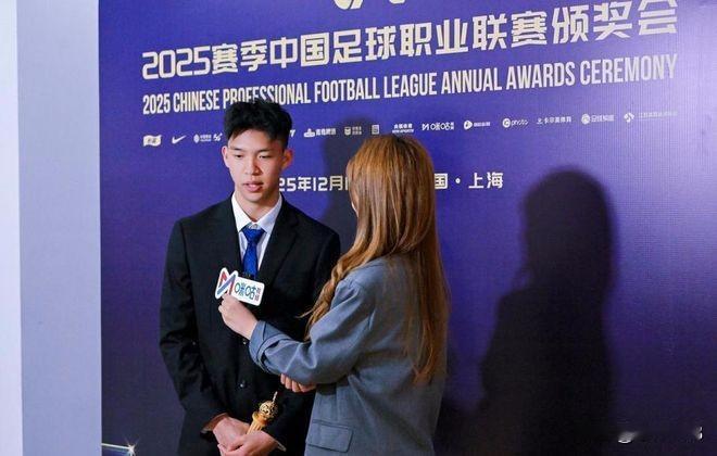 带领中国队进军2030世界杯！
12月12日晚，年仅19岁的浙江俱乐部前锋王钰栋