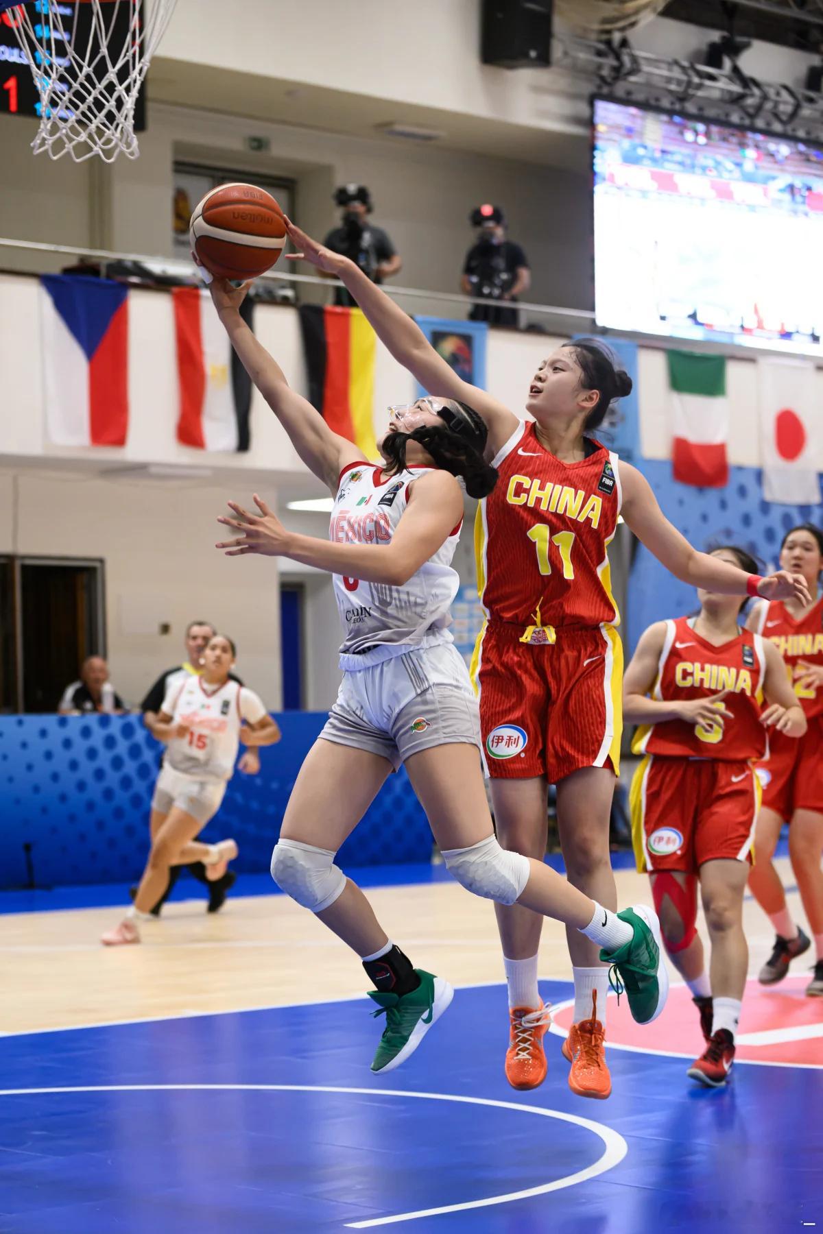 【脱胎换骨！中国U17女篮用开门红回击三年前阴霾】北京时间今天凌晨，中国U17女
