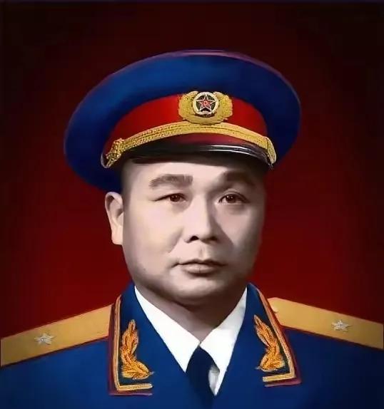 1950年海南岛决战，解放军一个师弹尽粮绝，被国军5个师反向包围，指挥部只剩炊事