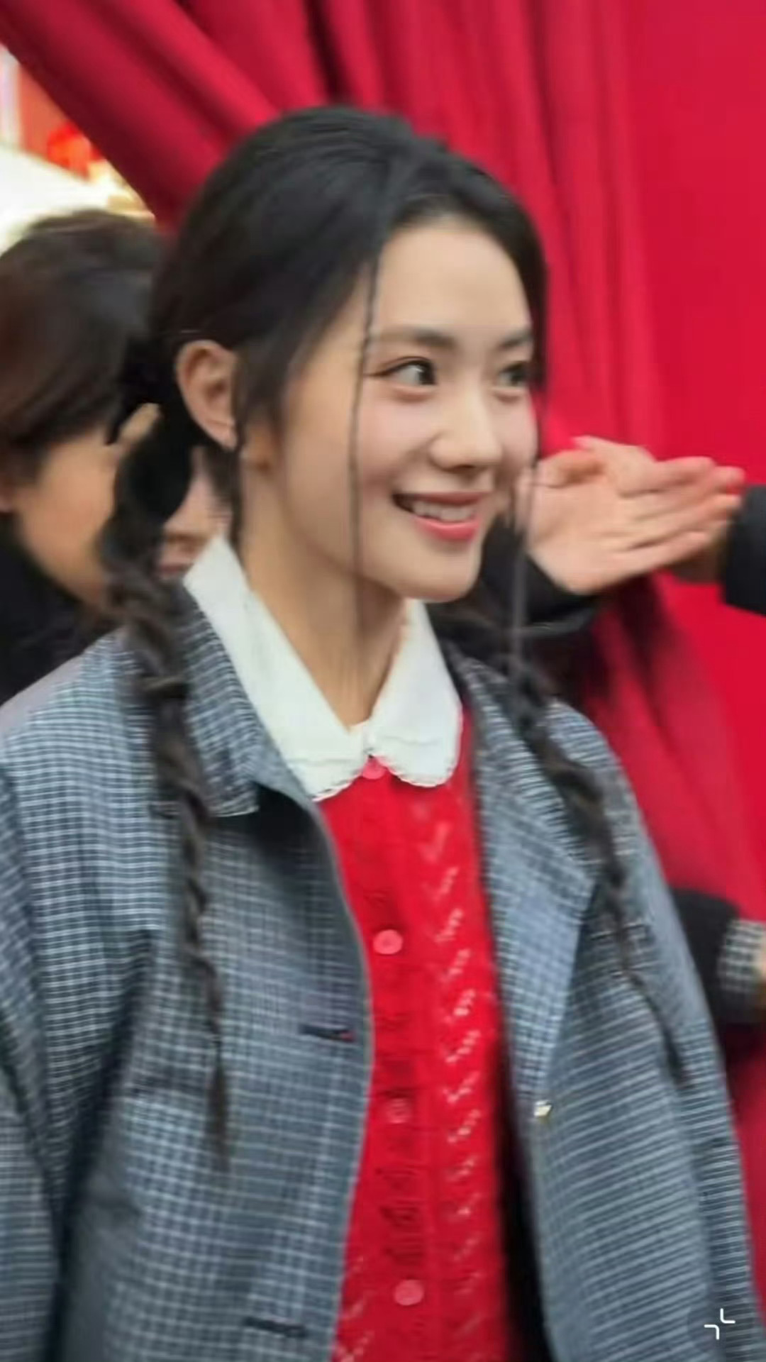 刘浩存 × 今日Miu Miu 新春活动造型生图 📸刘浩存蝴蝶结麻花辫