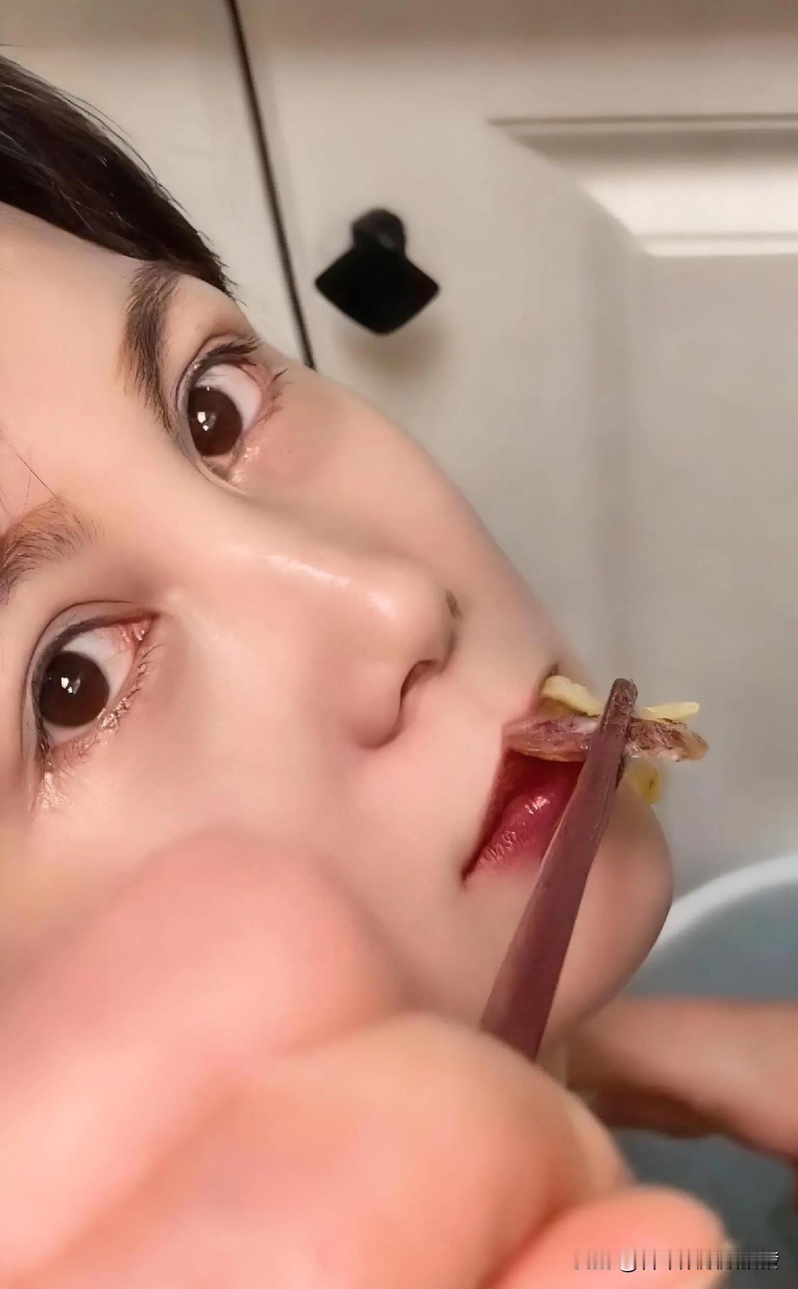 女子蹲在厨房偷偷啃方便面，老公发现后把留的饭端给她，老婆看了他一眼不愿意吃，继续