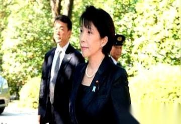 不得不说，这出戏，演得有点糙。
前脚刚跟英国来的大人物谈笑风生，国际范儿拉满。