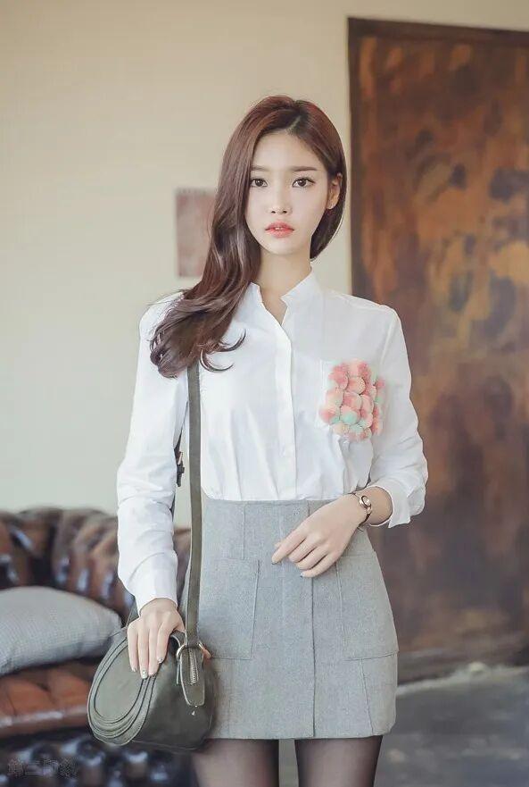 优雅白领风穿搭，粉色花饰衬衫搭配灰色短裙，尽显时尚与知性！什么样的穿搭可以成为气