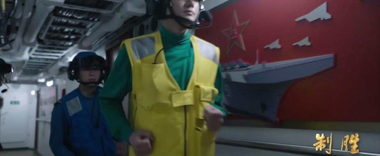 注意看，076两栖攻击舰搭载的还是无人机（攻击21）为主