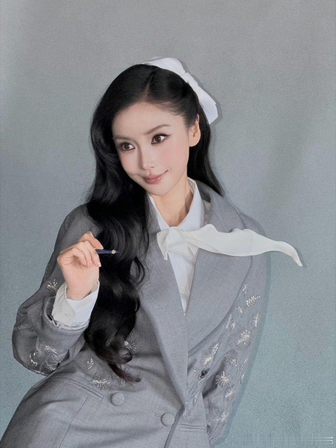 不能说难看，但是这个妆真的很不适合她扬短避长了，化的好网红 