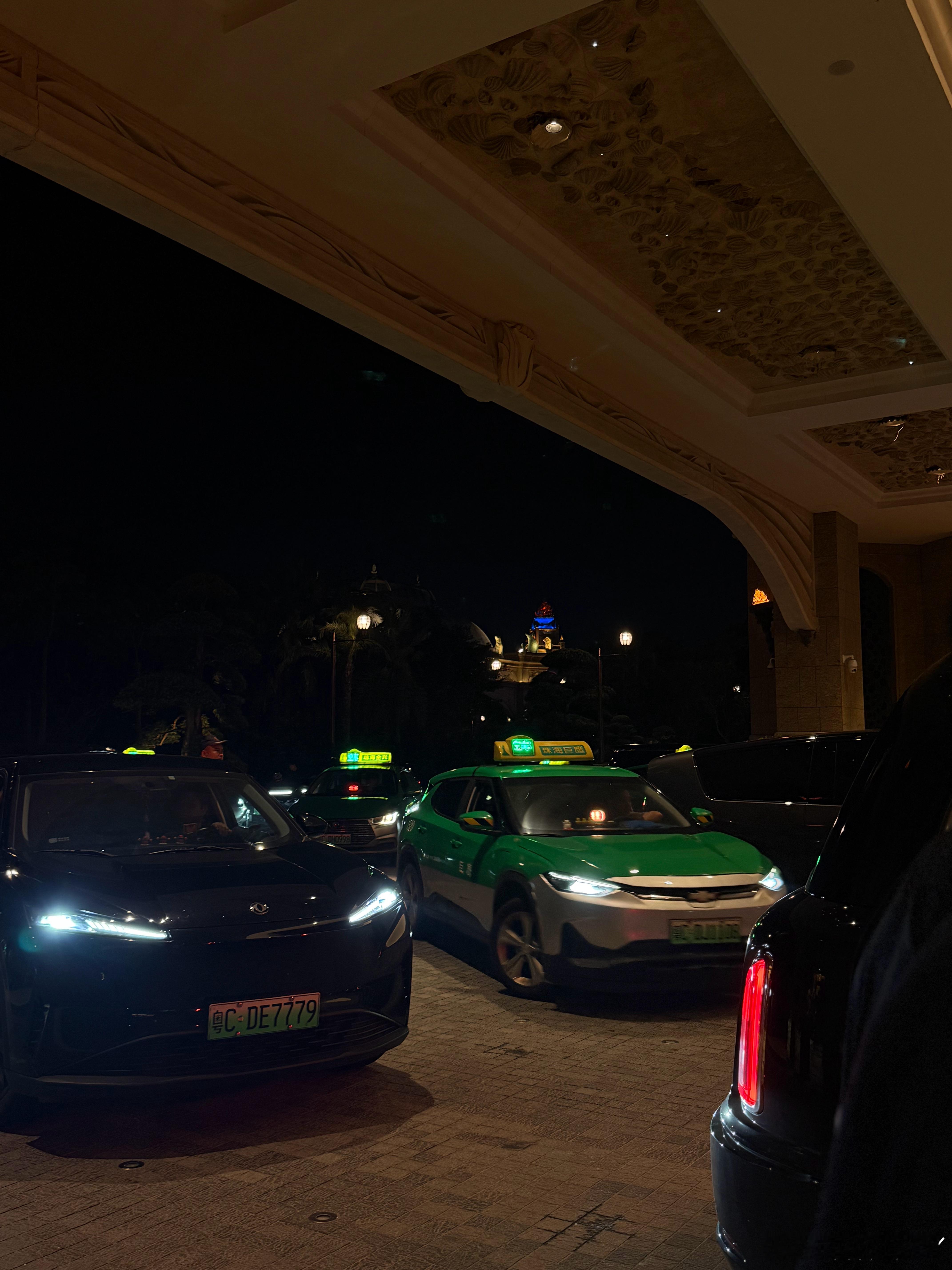 被珠海的出租车吓到了，酒店到2公里不到的地方，开口就要50元 好像外地人就活该被