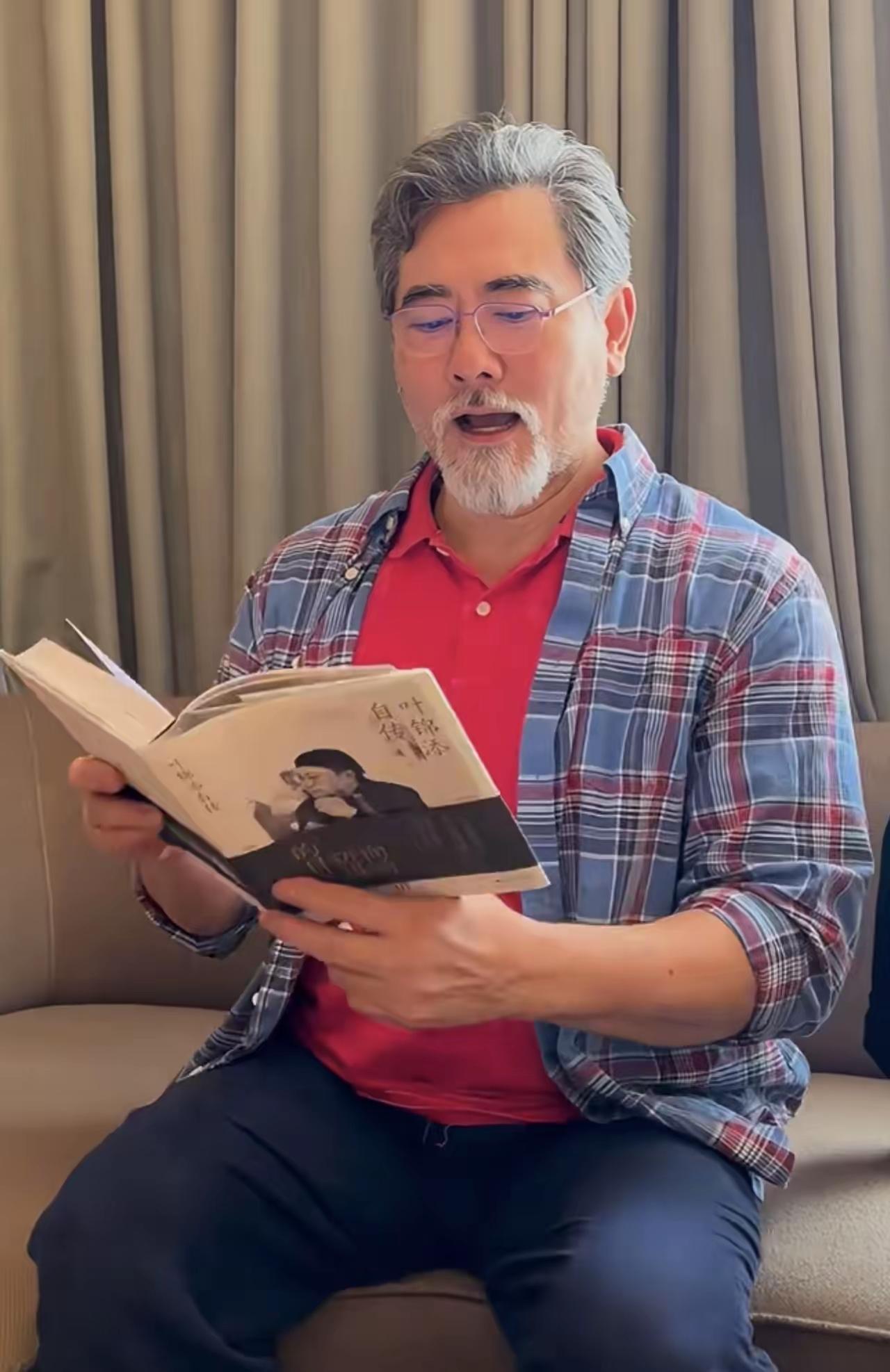 赵文瑄
老的稀里哗啦的
和以前比完全不是一个形象了
以前是谦谦公子
现在是油腻大