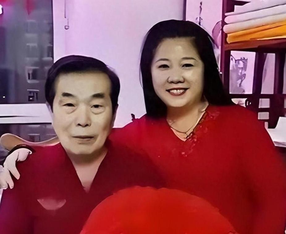何庆魁宣布新恋情，说他求关注博流量也不是没道理。都80岁了，突然公开新老伴，还在