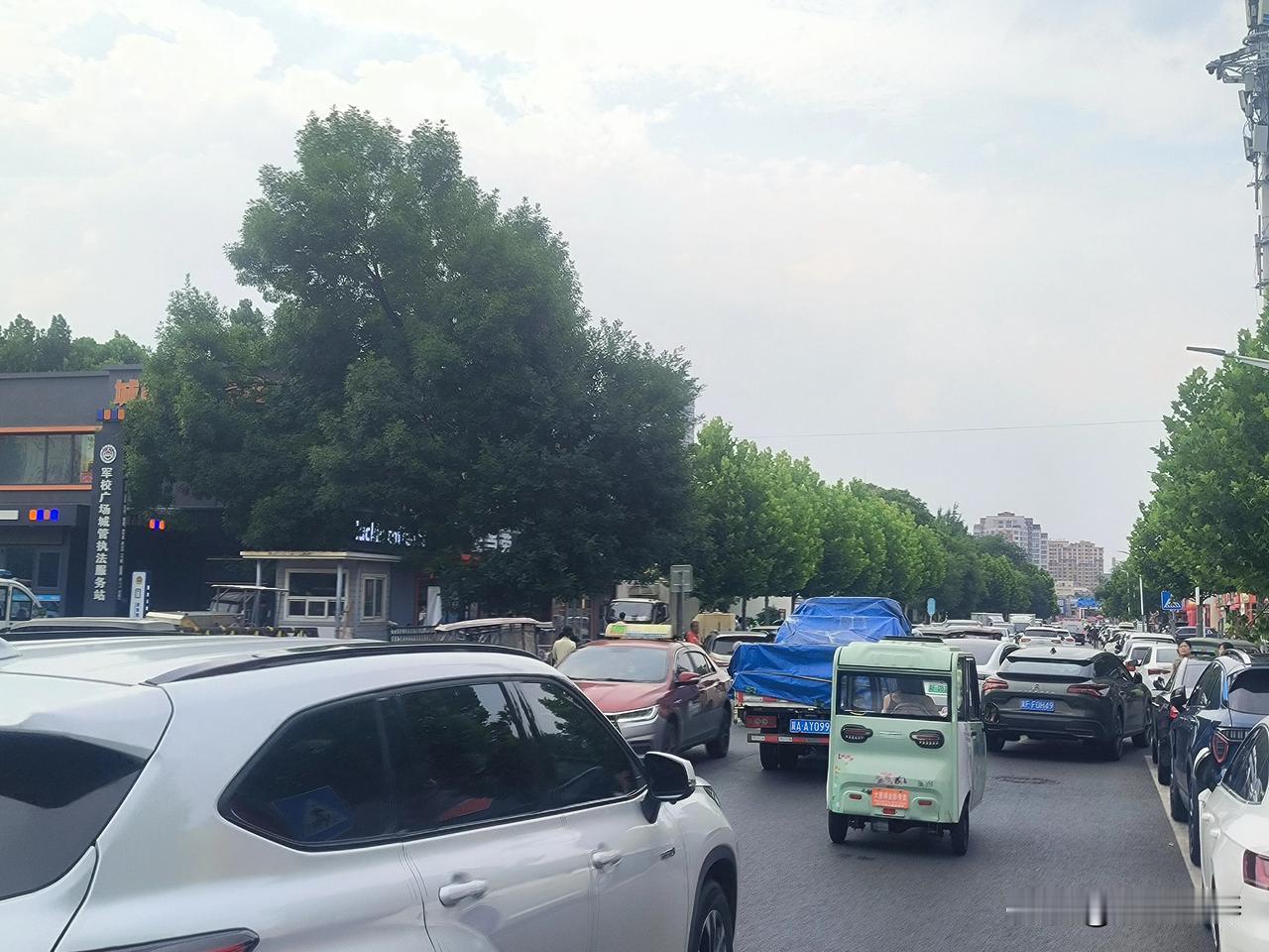 坐标保定市军校街。这条街一到下午五六点钟，就拥堵不堪。

军校广场里有惠友超市，
