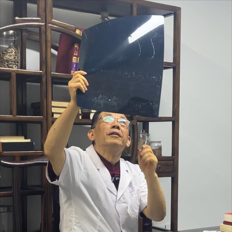 腰椎间盘突出多久能好?在门诊中，经常有患者焦急地问我：“张医生，我这腰椎间盘突出