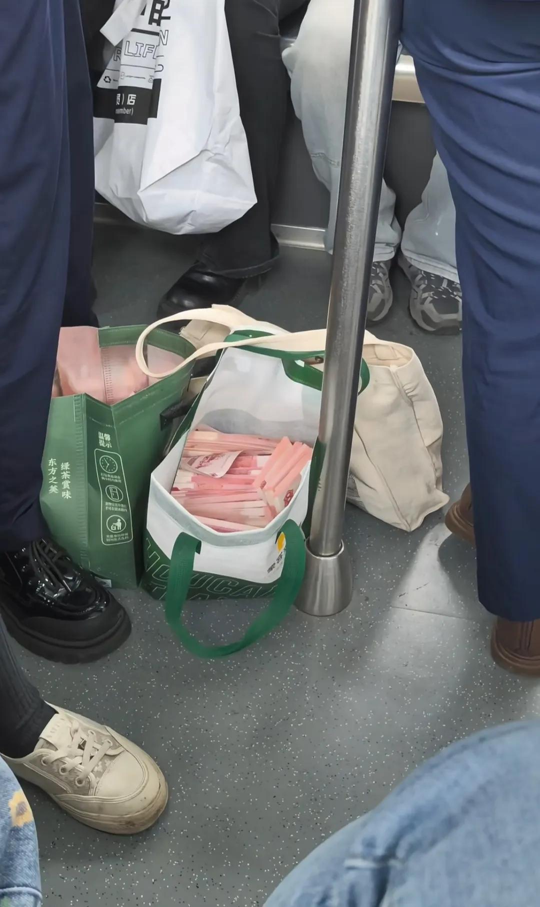 可把隔壁大爷激动坏了，凑过去看半天了！[笑哭]