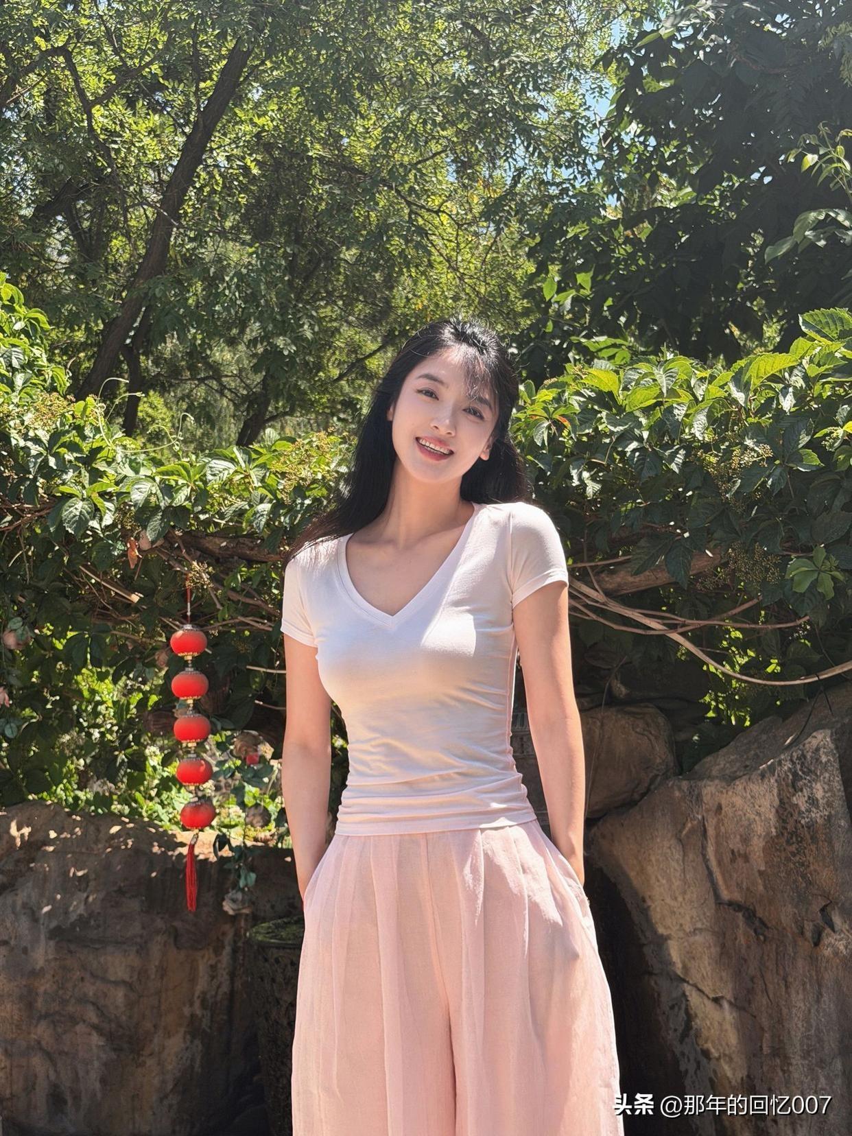 夏日清新穿搭，绿意盎然中绽放自然之美