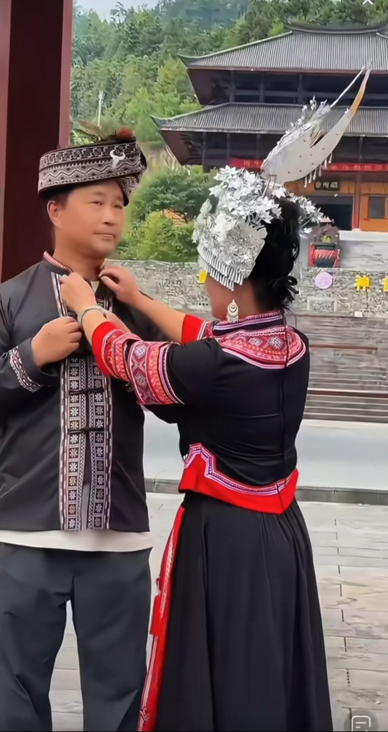 沈巍下乡体验生活，切身感受当地独具韵味的民族特色文化。他带着“榜书万里行”团队来