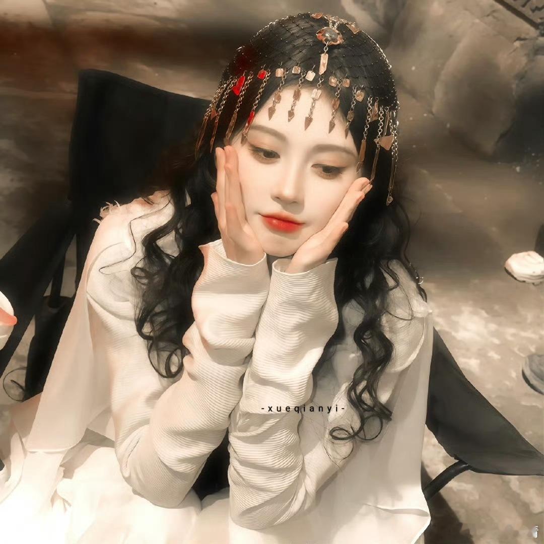 鞠婧祎出席王者荣耀共创之夜期待小鞠美美登场啦！她又不是代言人，为啥去呢？[允悲]