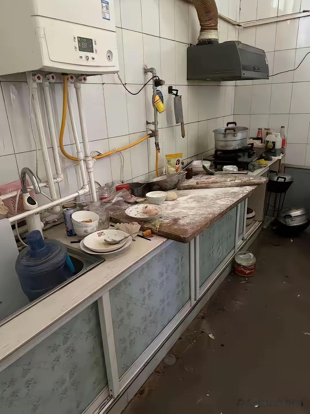 如果家里有这样的老婆
你还会喜欢她吗？

老婆拿手好菜 玩手机的老婆