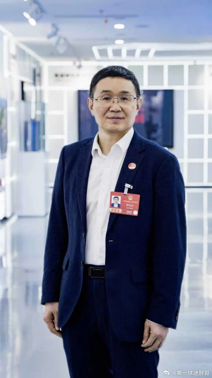 两会观察团建议加班付费成硬约束 2026年全国两会期间，加班付费成硬约束成为热议