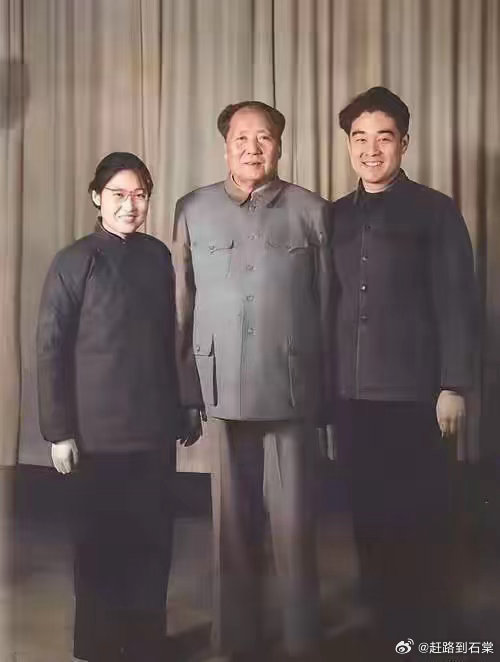 1959年，23岁的李敏、24岁的孔令华，和毛主席同框，两人刚在中南海办完婚礼不