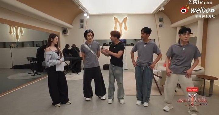 欢子把陈若轩当逗号用欢子陈若轩真的是来披荆斩棘的救命！欢子嘴里除了陈若轩还是陈若