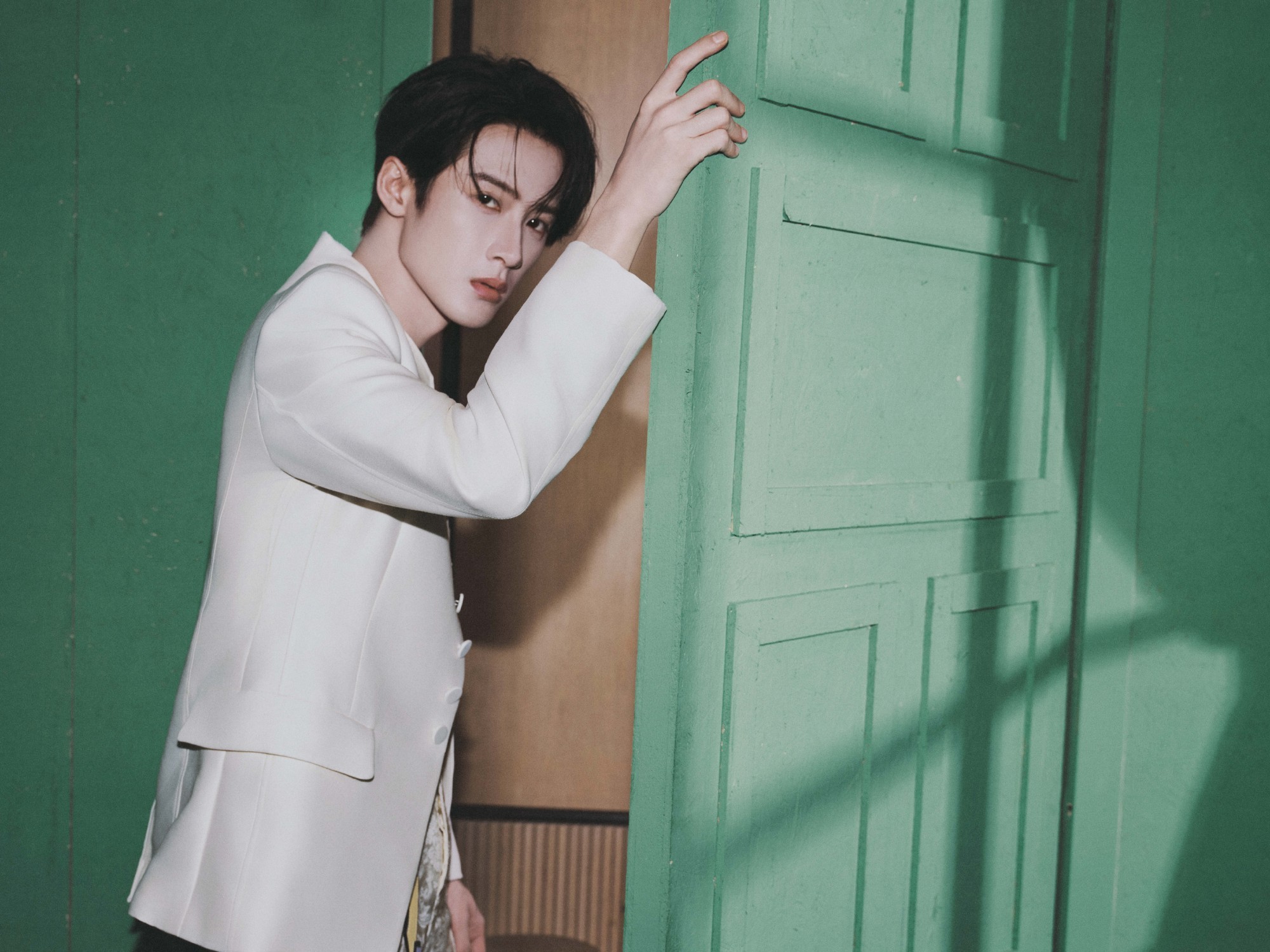 1.檀健次私下超爱穿百元洞洞鞋、坐小电驴赶片场，红毯再精致，私下主打一个舒服接地