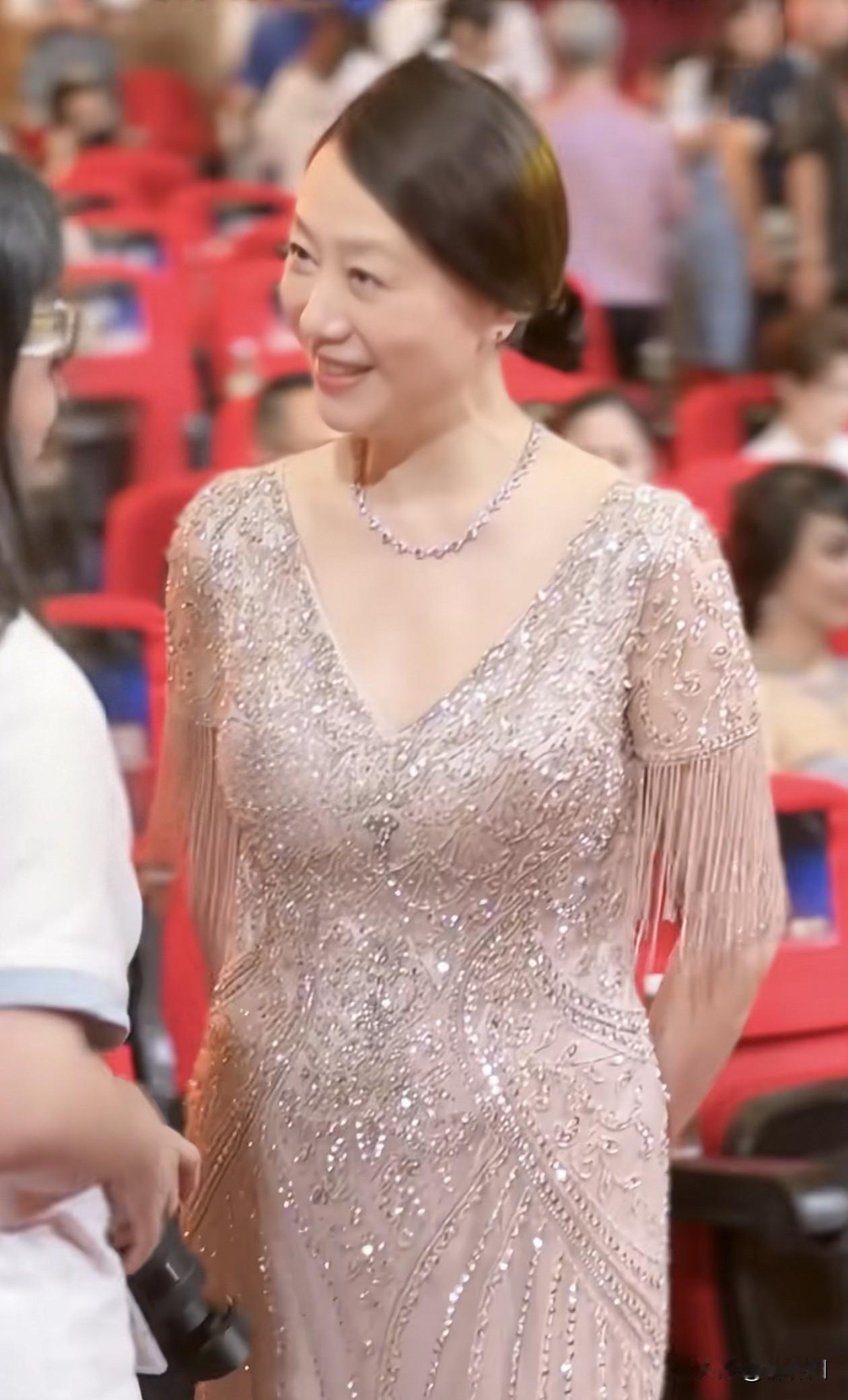 吴玉芳真是美了一辈子，61岁穿衣极简高级有品位，越老反而越优雅。

简简单单的一