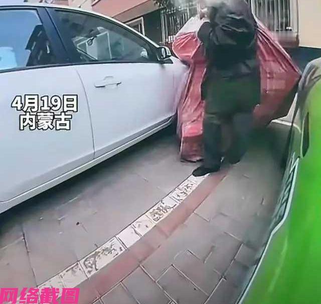 内蒙古街头有位大爷，在不知不觉里用力拖拽着，刚捡拾到装满袋子的一些废品货，这鼓鼓