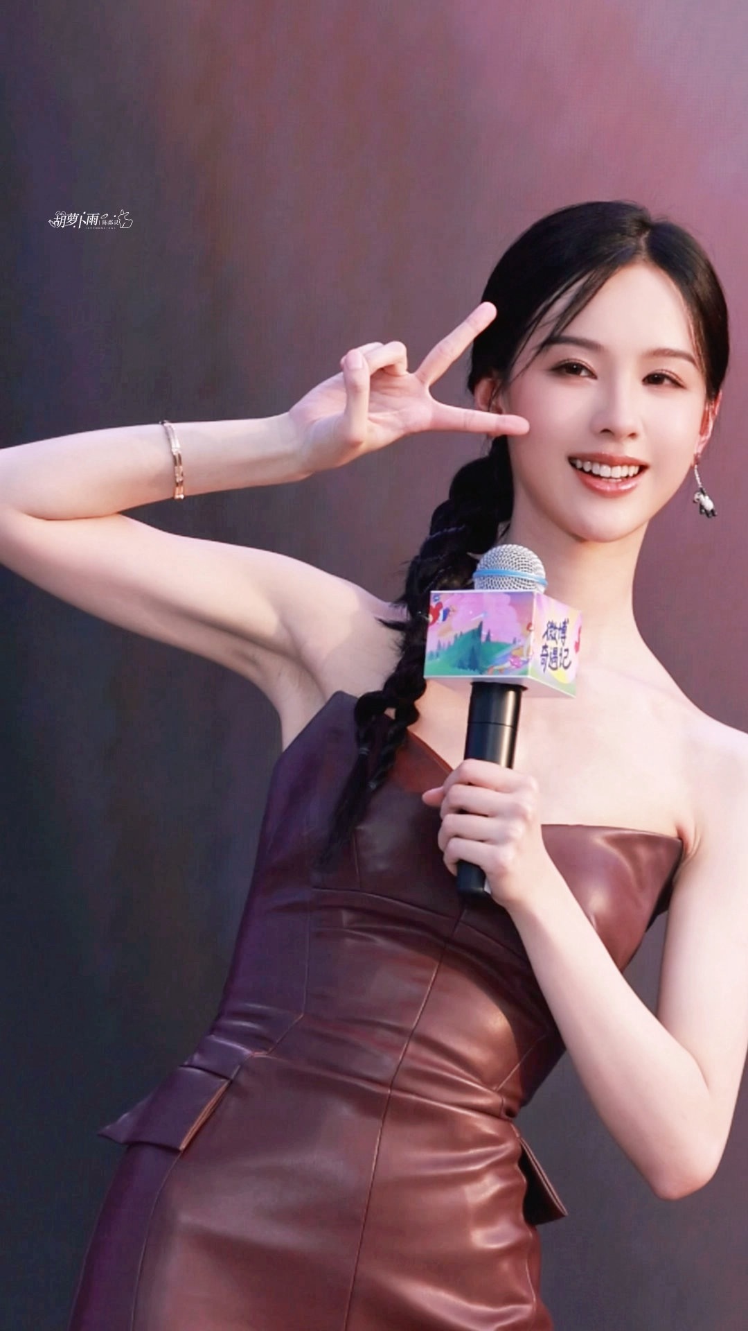 陈都灵[超话]陈都灵皮裙 好热但好美皮裙嘟嘟好美[送花花] ​​​