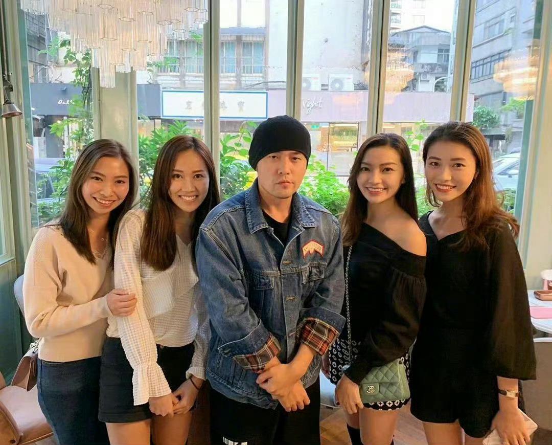 这张合照显得有点拘谨 