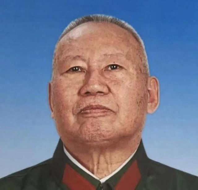 1978年，原空军副司令张积慧被撤职。被关了两年后，转业的他，到成都420厂当副