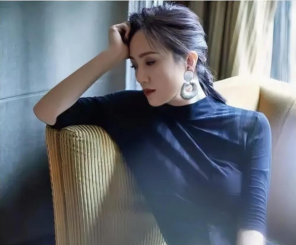 朱媛媛可以不必那么体面。辛柏青发文后，她们家里所有亲戚才知道她走了。
朱媛媛的隐
