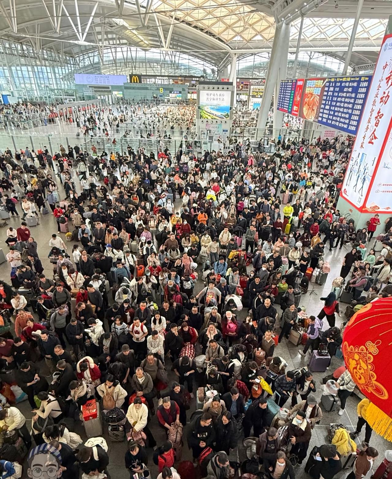 广州楼市最近挺魔幻，三大怪象有点意思。豪宅区火得离谱，珠城拍地创纪录，顶复28万