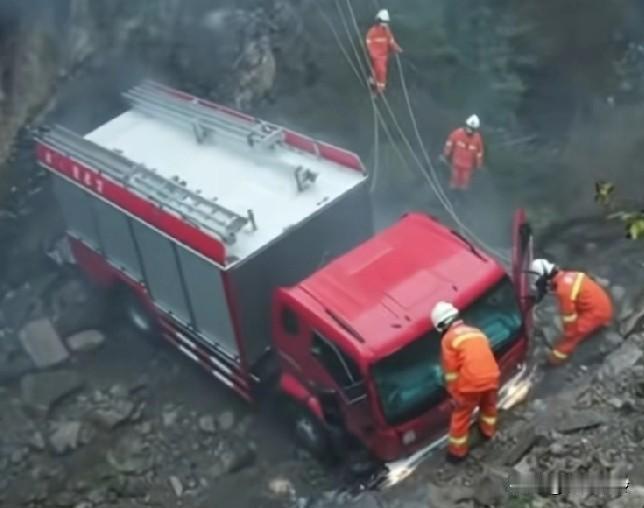 大过年的六个年轻人没了，那条路弯弯绕绕太多了，很不好走，司机可能也不熟悉路况
车