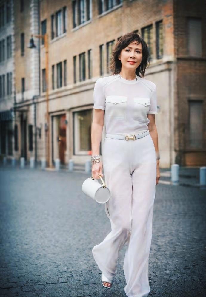 往大街上一走，刘嘉玲依然青春靓丽…