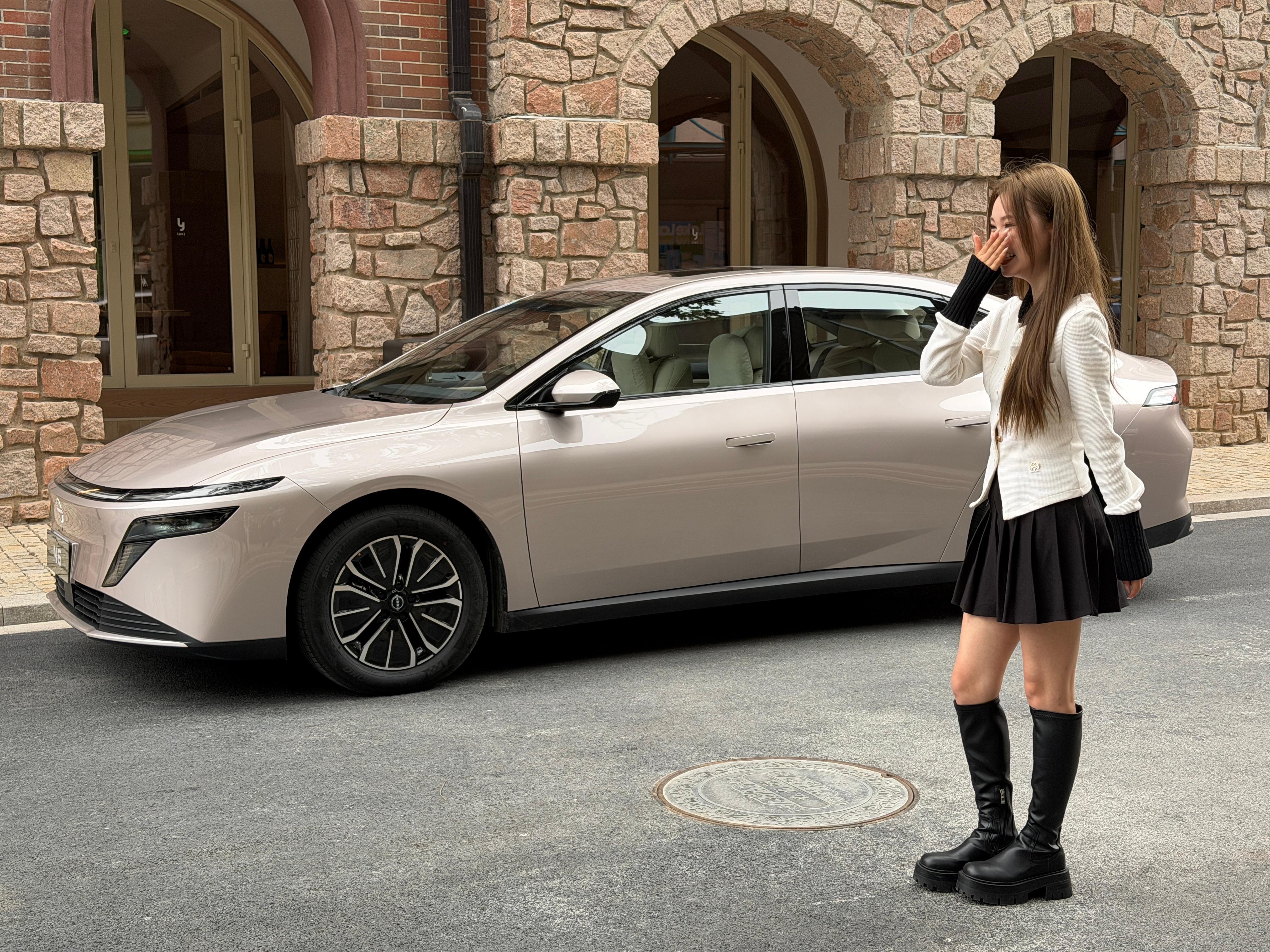 又是逗女孩儿笑的一天。