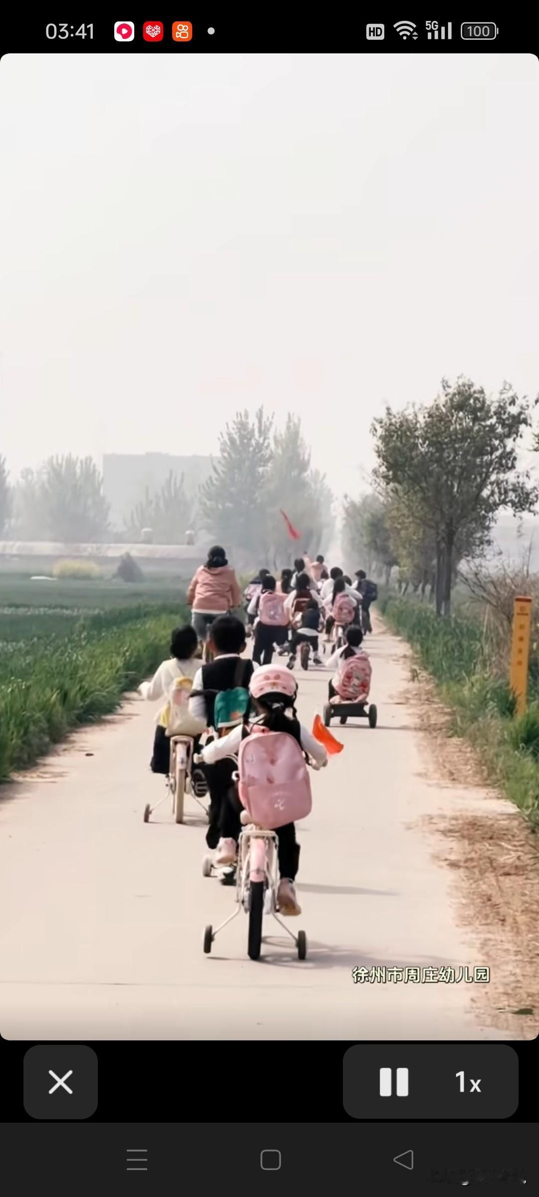 幼儿园萌娃骑车上学，童趣满满的一天！🚴‍♀️👧👦