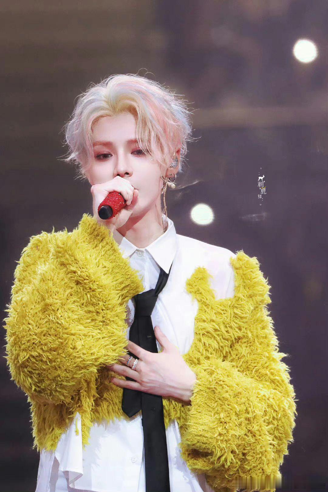 鹿晗这么多面一点变化都没有，感觉顶流就是不一样#鹿晗[超话]# ​​​