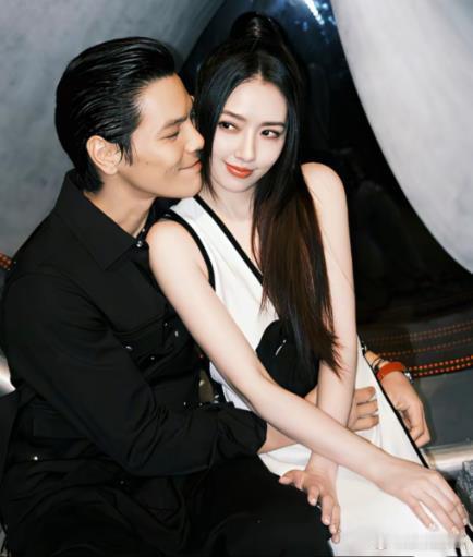 向佐为郭碧婷买了个巨型猪公仔网友遇到向佐逛街，单手还抱着一个大猪公仔。询问才知，