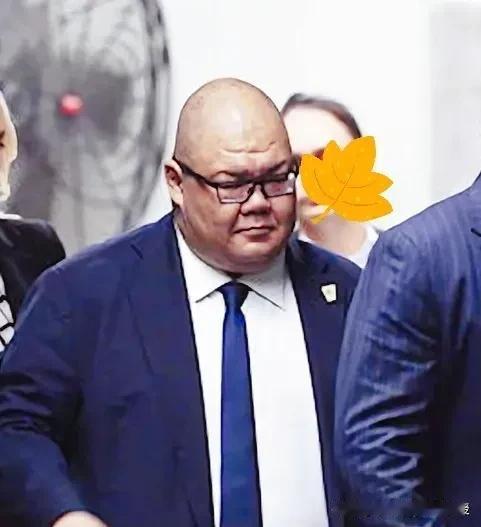 谁能想到，特朗普昨天在访华晚宴上那句惊艳全场的“美国最高法院门楣刻有孔子像”，背
