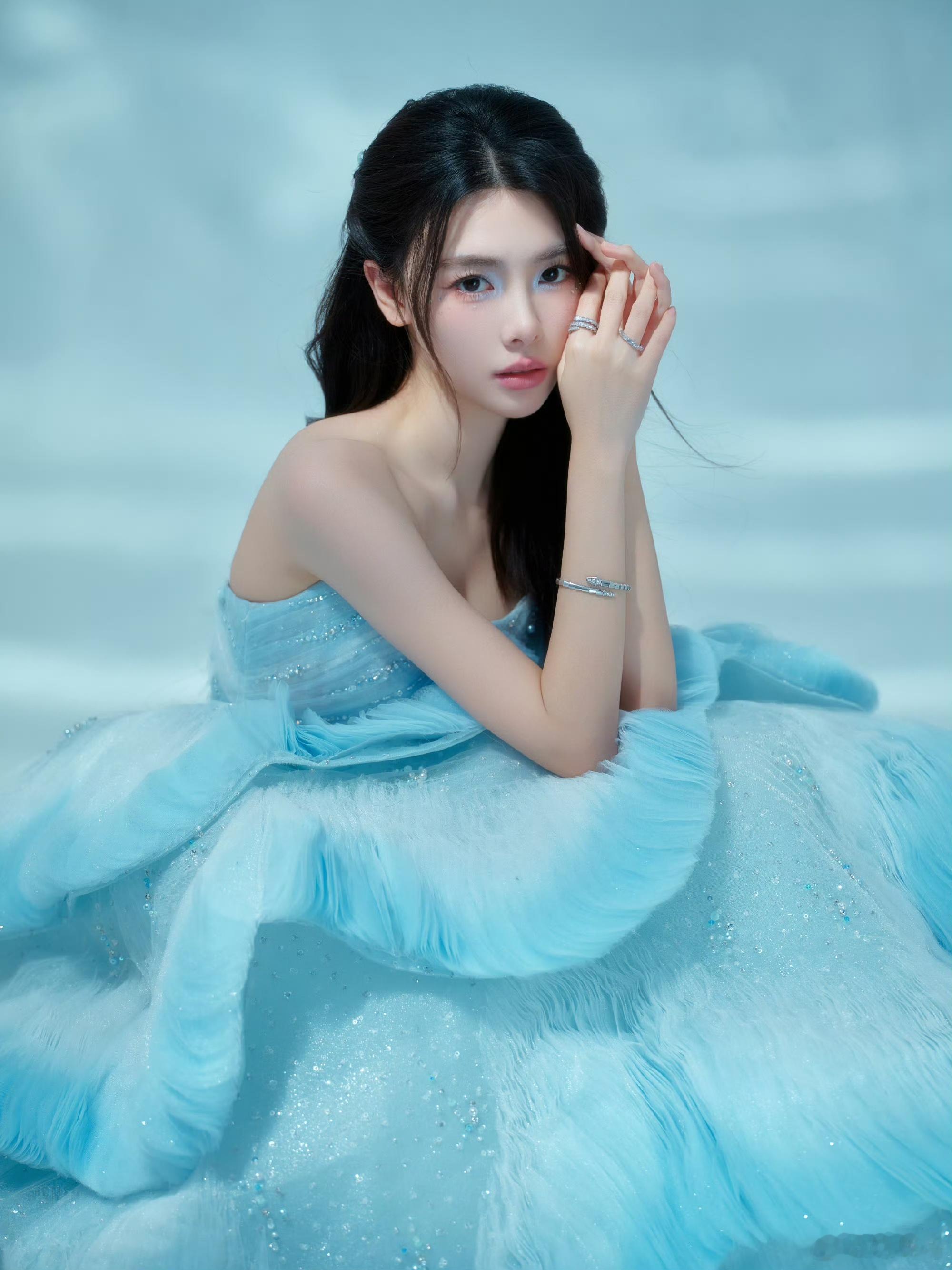 钟雅婷踢着裙子走红毯 钟雅婷这波红毯杀疯了！踢着裙子走路又仙又萌，美貌再一次击中