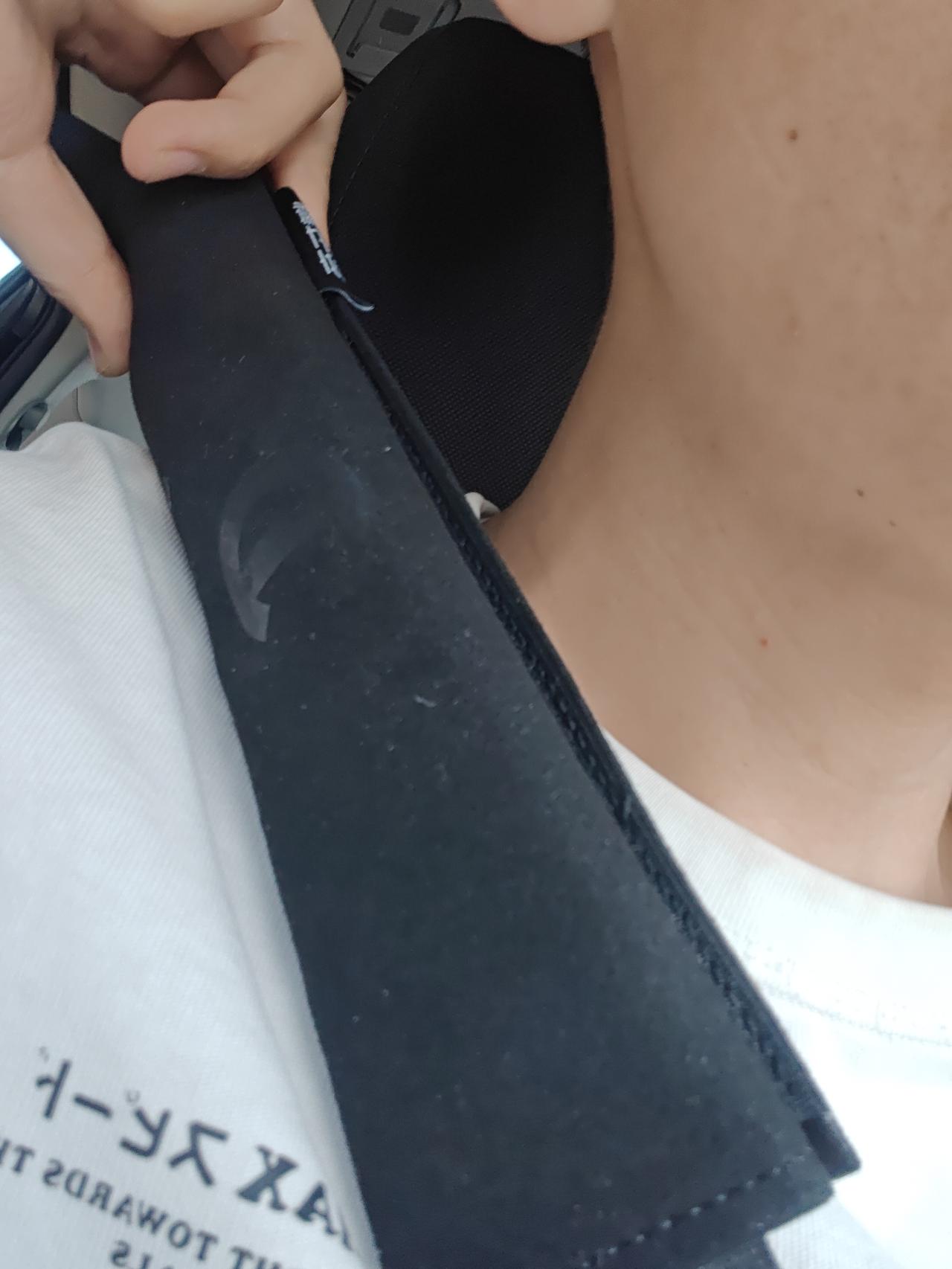 看别人车上有这个安全带护套，想着自己有时候系安全带也有点勒脖子，就弄了一个，结果