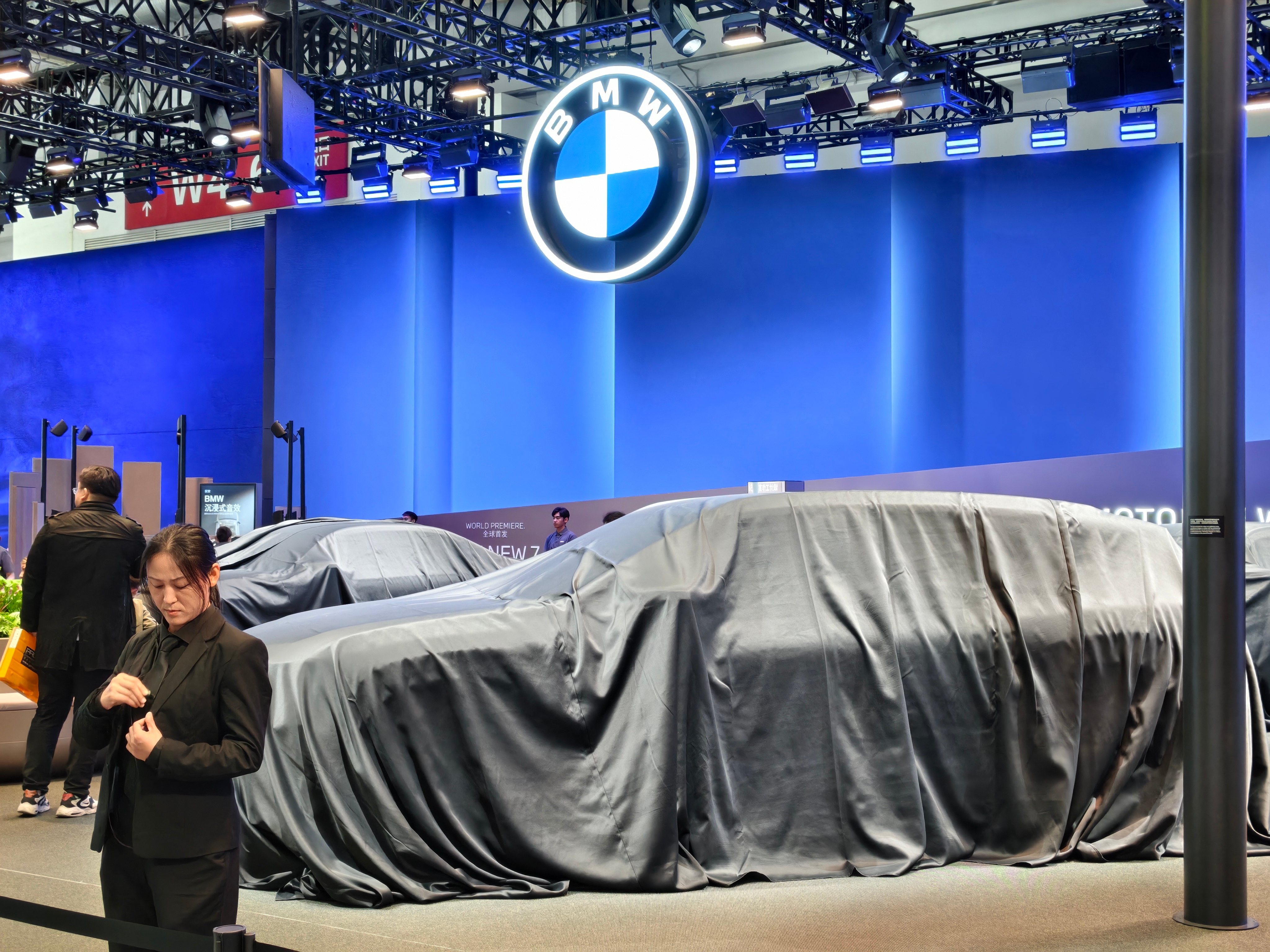 宝马展台很多蒙着布的，晚点来一探究竟北京车展宝马汽车