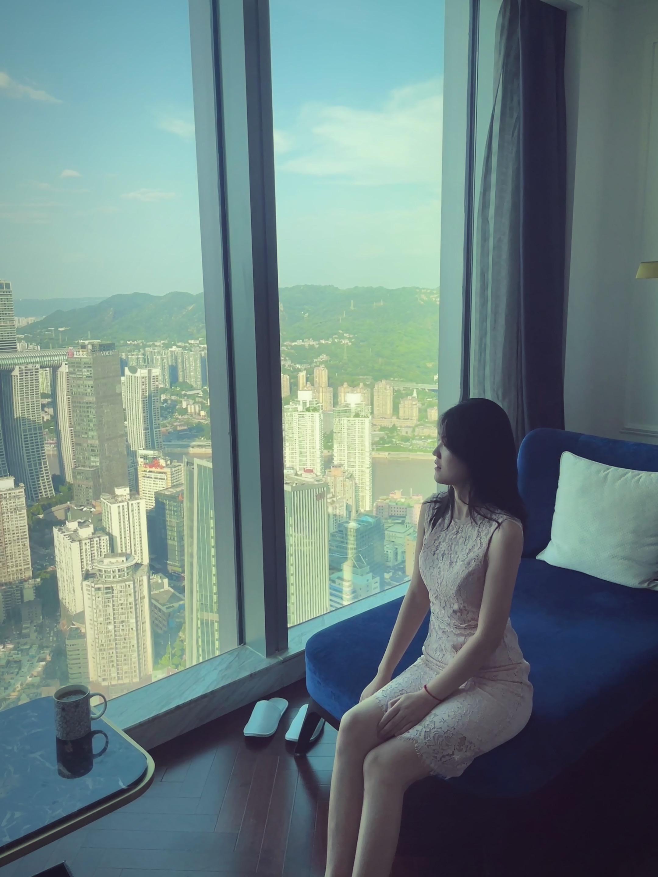 女孩子总在年轻时追随女人味