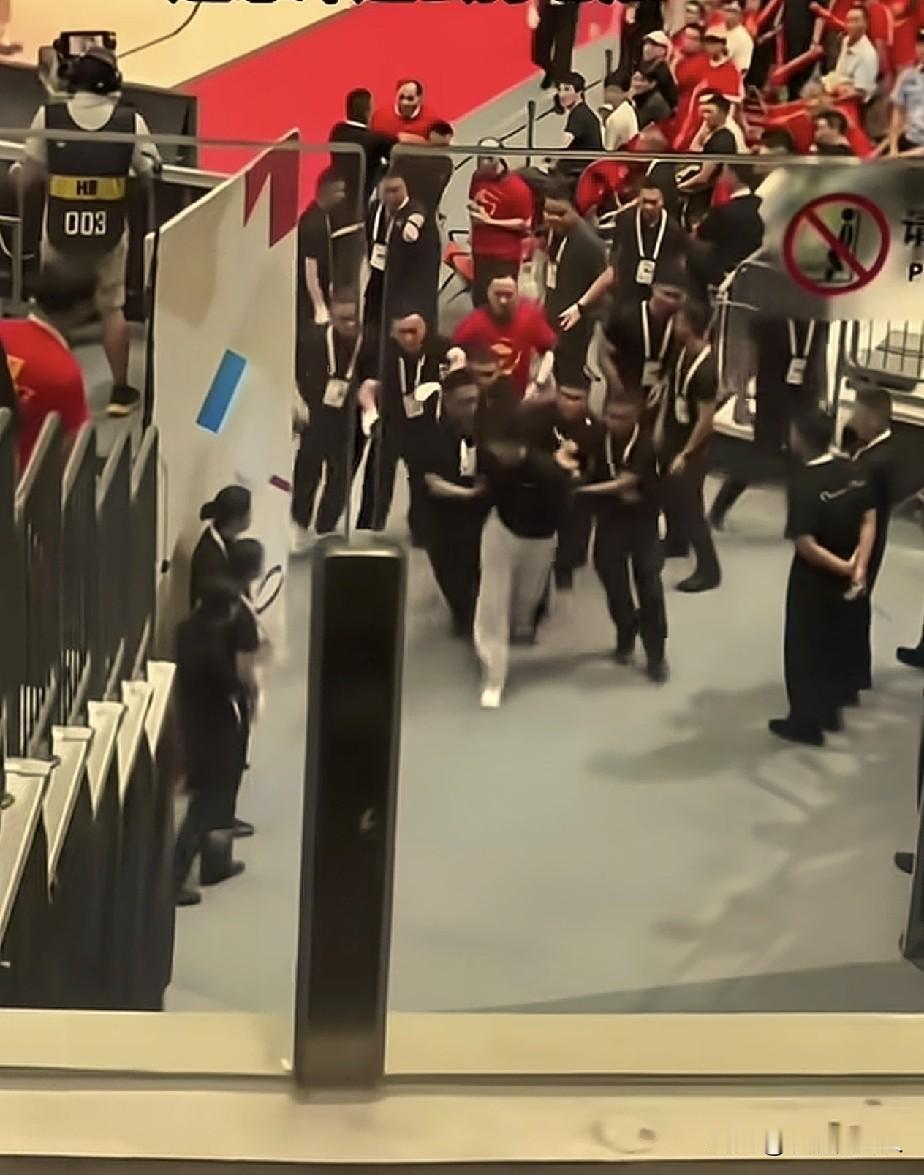 中国男篮，绝杀黎巴嫩男篮，比赛虽然赢了，但是有件事闹得很不愉快，那就是场边VIP