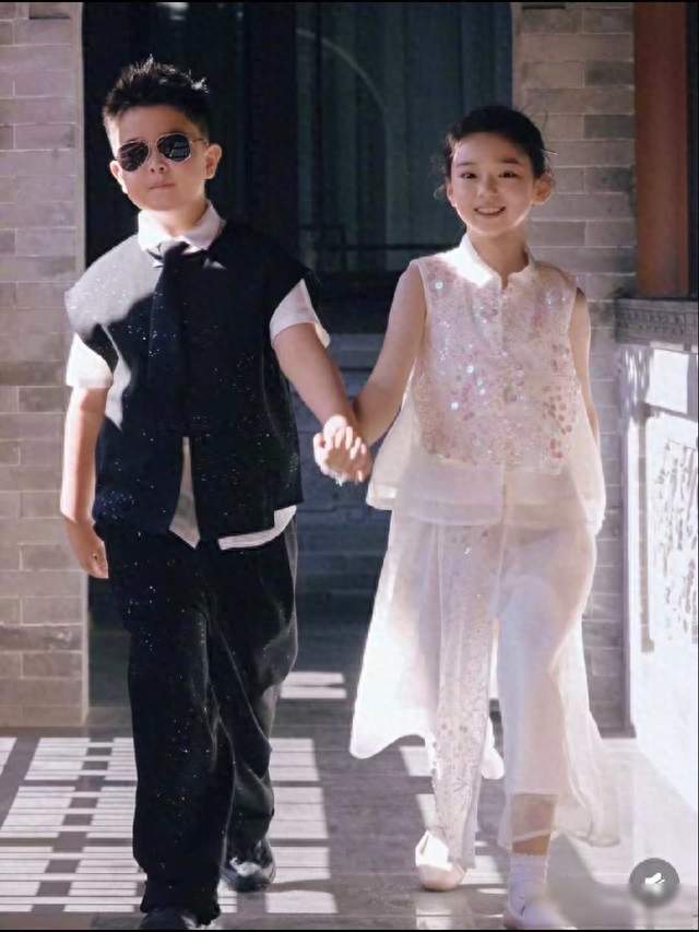 陈思诚佟丽娅带女儿吃饭没互动，离婚五年关系冷淡却没断联