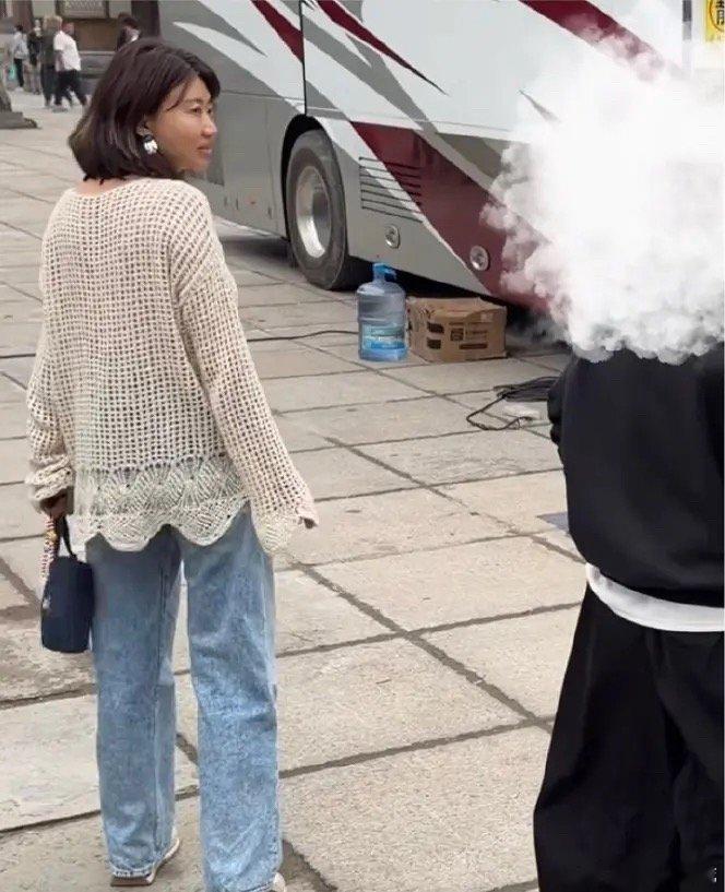 柠萌影视CEO来金枝探班李一桐了，昨天直接去探班的李一桐单人，说明书卷一梦合作真